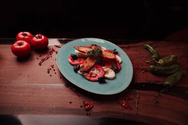 Biraz sebzeli somon pişirdim.