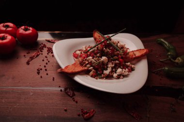 Taze salata tabağı ile karışık yeşillik