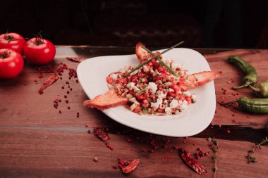 Taze salata tabağı ile karışık yeşillik