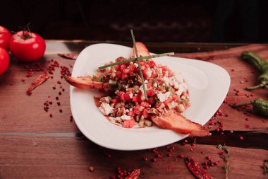 Taze salata tabağı ile karışık yeşillik