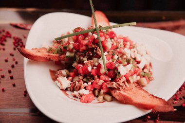 Taze salata tabağı ile karışık yeşillik