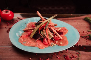 Biraz sebzeli somon pişirdim.