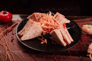 Masada nefis tavuklu sandviç.