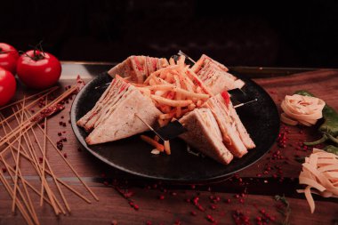 Masada nefis tavuklu sandviç.