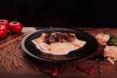 Taze ızgara biftek eti. 