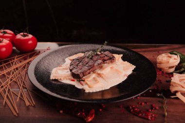 Taze ızgara biftek eti. 