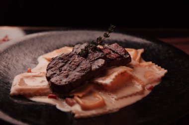 Taze ızgara biftek eti. 