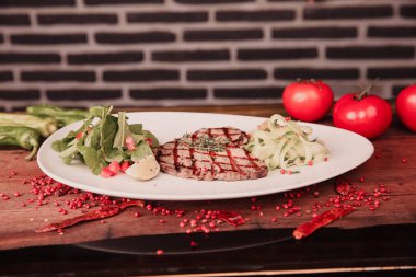 Taze ızgara biftek eti. 