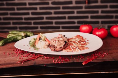 Masada lezzetli tavuk yemeği