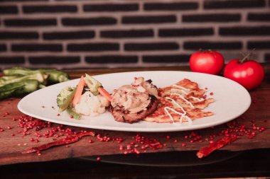 Masada lezzetli tavuk yemeği