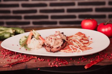 Masada lezzetli tavuk yemeği