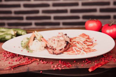 Masada lezzetli tavuk yemeği