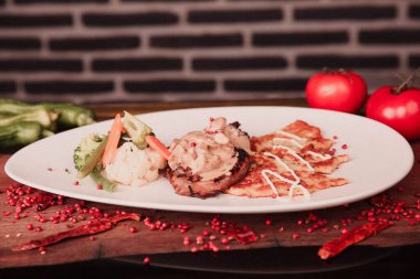 Masada lezzetli tavuk yemeği