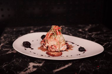 Masada lezzetli tavuk yemeği