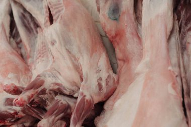 Mutfakta çiğ domuz eti var.