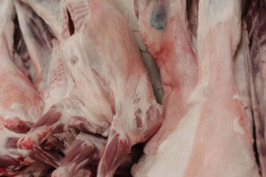 Mutfakta çiğ domuz eti var.