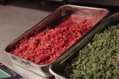 Çelik kaplarda sebze ve et.