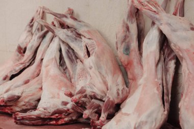 Mutfakta çiğ domuz eti var.