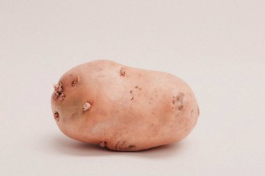 beyaz zemin üzerine taze patates