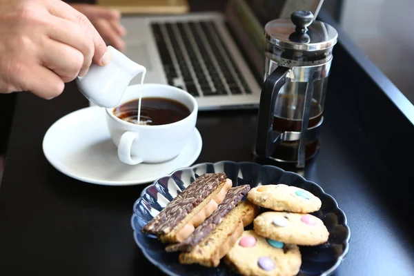 Bicchiere Caffè Filtro Con Deliziosi Biscotti — Foto Stock