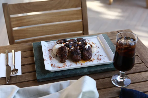 Patates kızartmalı lezzetli köfteler. 