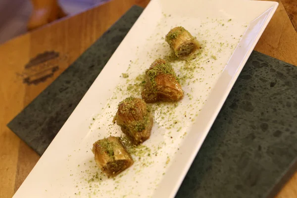 Geleneksel hindistancevizli tatlı baklavası. Ev yapımı fındıklı ve ballı baklava..