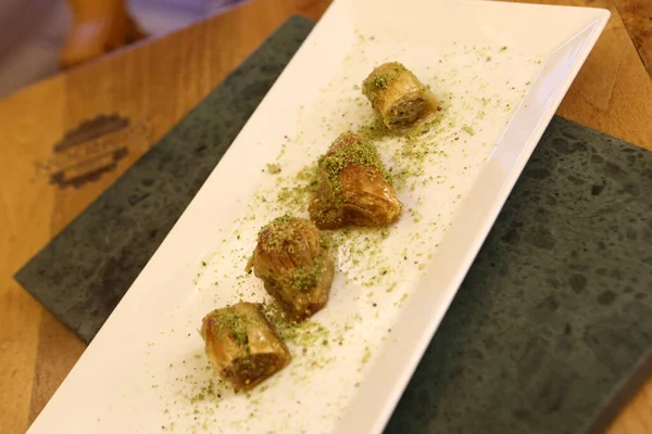 Geleneksel hindistancevizli tatlı baklavası. Ev yapımı fındıklı ve ballı baklava..