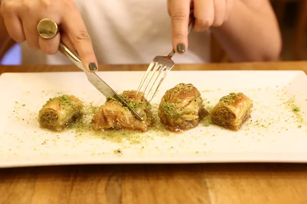 Geleneksel hindistancevizli tatlı baklavası. Ev yapımı fındıklı ve ballı baklava..