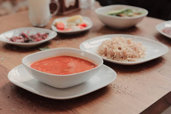 Köstliche Hausgemachte Gerichte Suppe Pilaf Und Ayran — Stockfoto