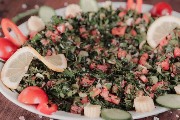 Taze Salata Tabağı Ile Karışık Yeşillik — Stok fotoğraf