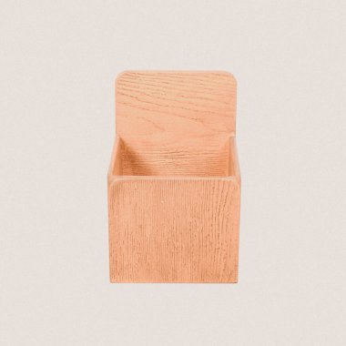 Çiçeksiz ve bitkisiz bir saksı