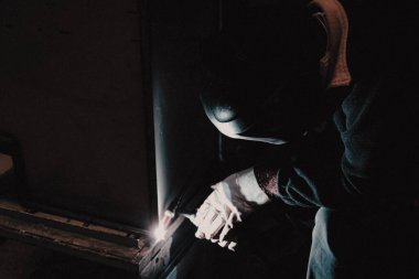 Fabrikadaki üretim tesisleri ve işçiler