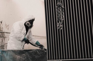 Fabrikadaki üretim tesisleri ve işçiler