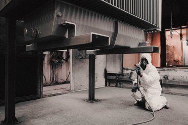 Fabrikadaki üretim tesisleri ve işçiler