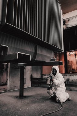 Fabrikadaki üretim tesisleri ve işçiler