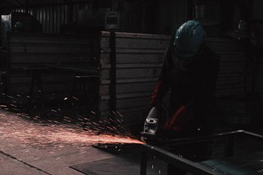 Fabrikadaki üretim tesisleri ve işçiler