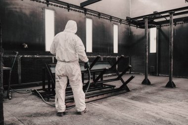 Fabrikadaki üretim tesisleri ve işçiler