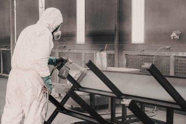 Fabrikadaki üretim tesisleri ve işçiler