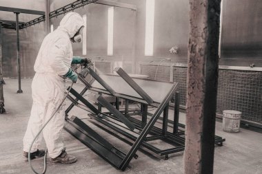 Fabrikadaki üretim tesisleri ve işçiler