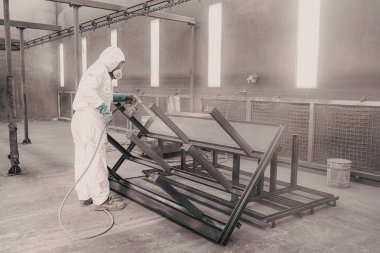 Fabrikadaki üretim tesisleri ve işçiler