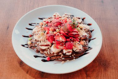 Çikolata soslu lezzetli waffle. 