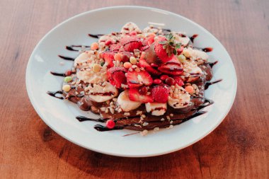 Çikolata soslu lezzetli waffle. 