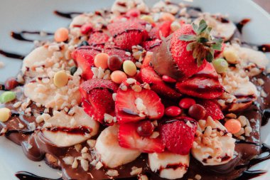 Çikolata soslu lezzetli waffle. 