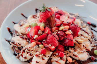 Çikolata soslu lezzetli waffle. 