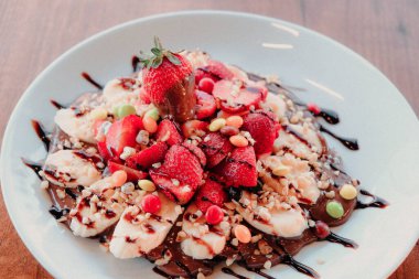 Çikolata soslu lezzetli waffle. 