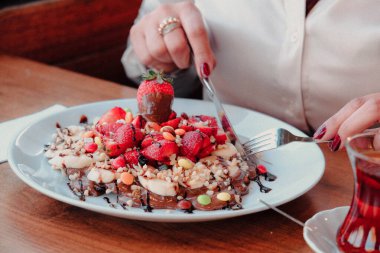 Çikolata soslu lezzetli waffle. 