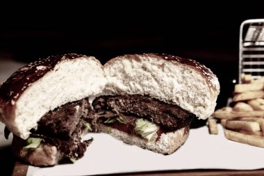 Taze sebzeli ev yapımı hamburger.