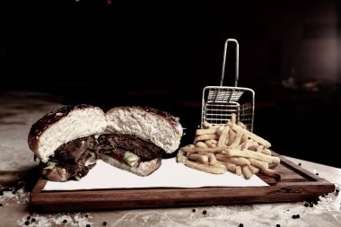 Taze sebzeli ev yapımı hamburger.