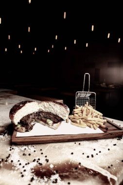 Taze sebzeli ev yapımı hamburger.