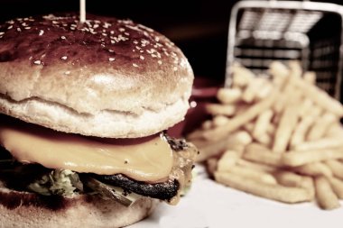 Taze sebzeli ev yapımı hamburger.